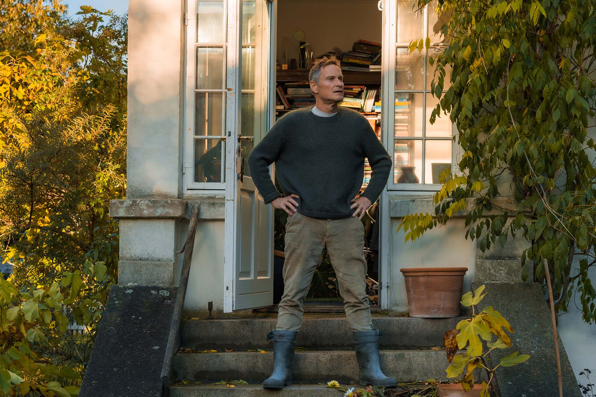 Claus Meyer står på trappen ude i sin have