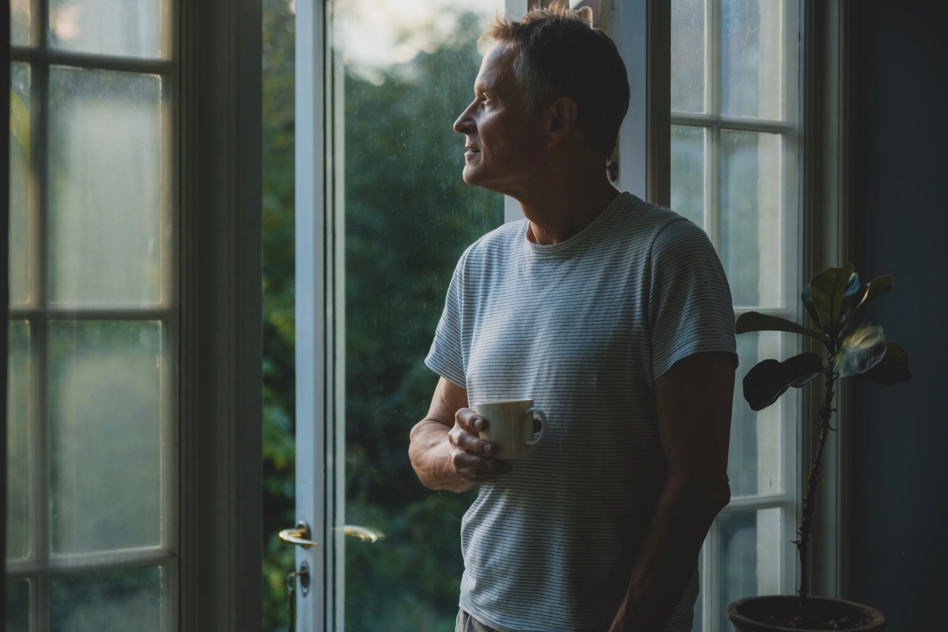 Claus Meyer kigger ud af vinduet