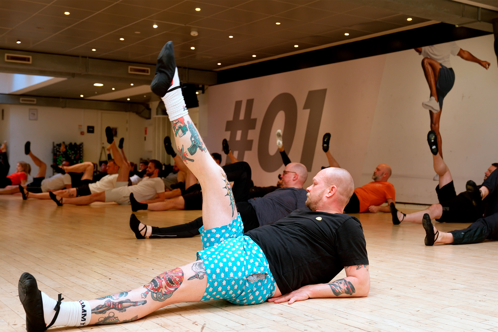 Medarbejdere hos &Co træner ballet i øvelokale