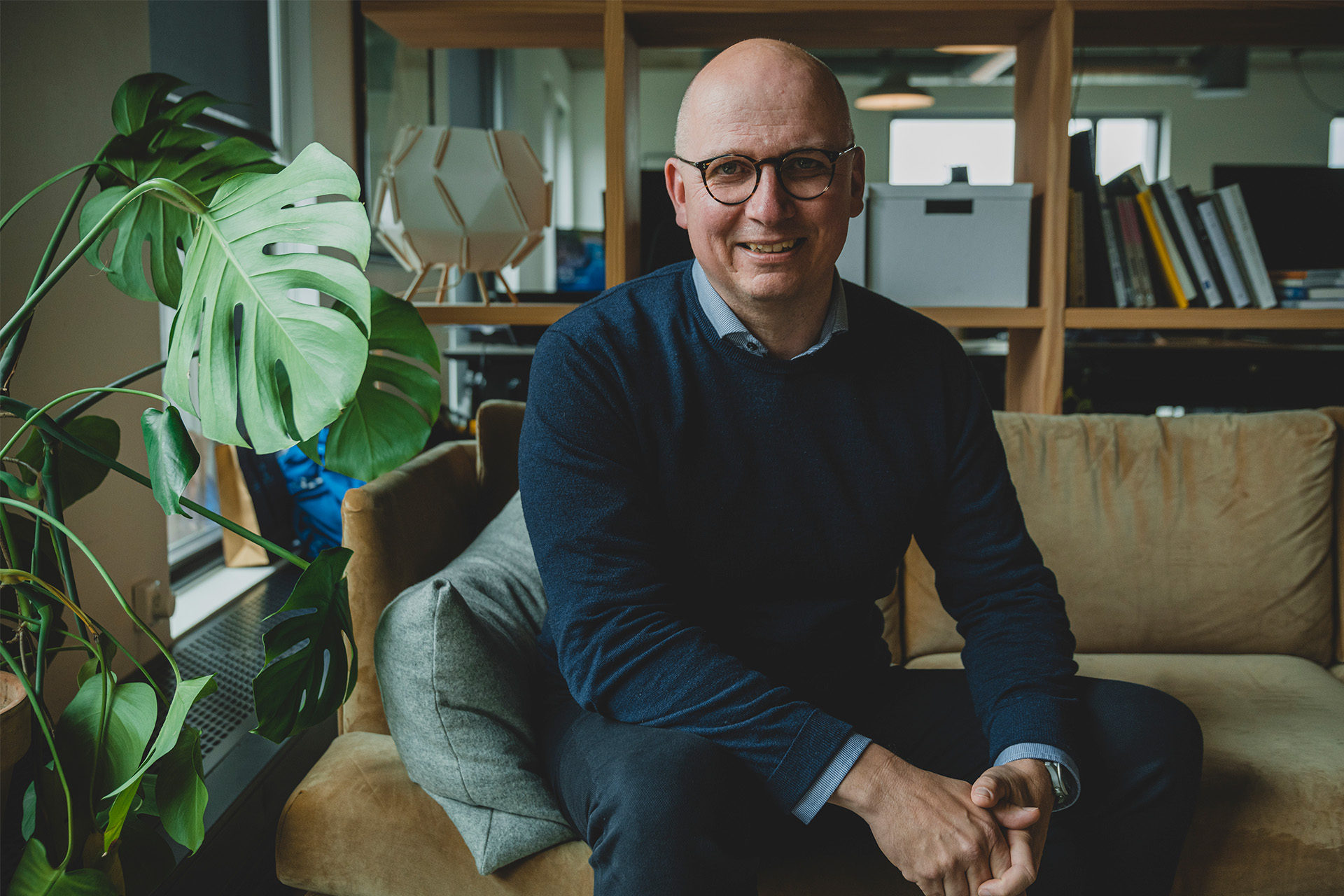 Peter Dinesen sidder på en sofa og ser ind i kameraret