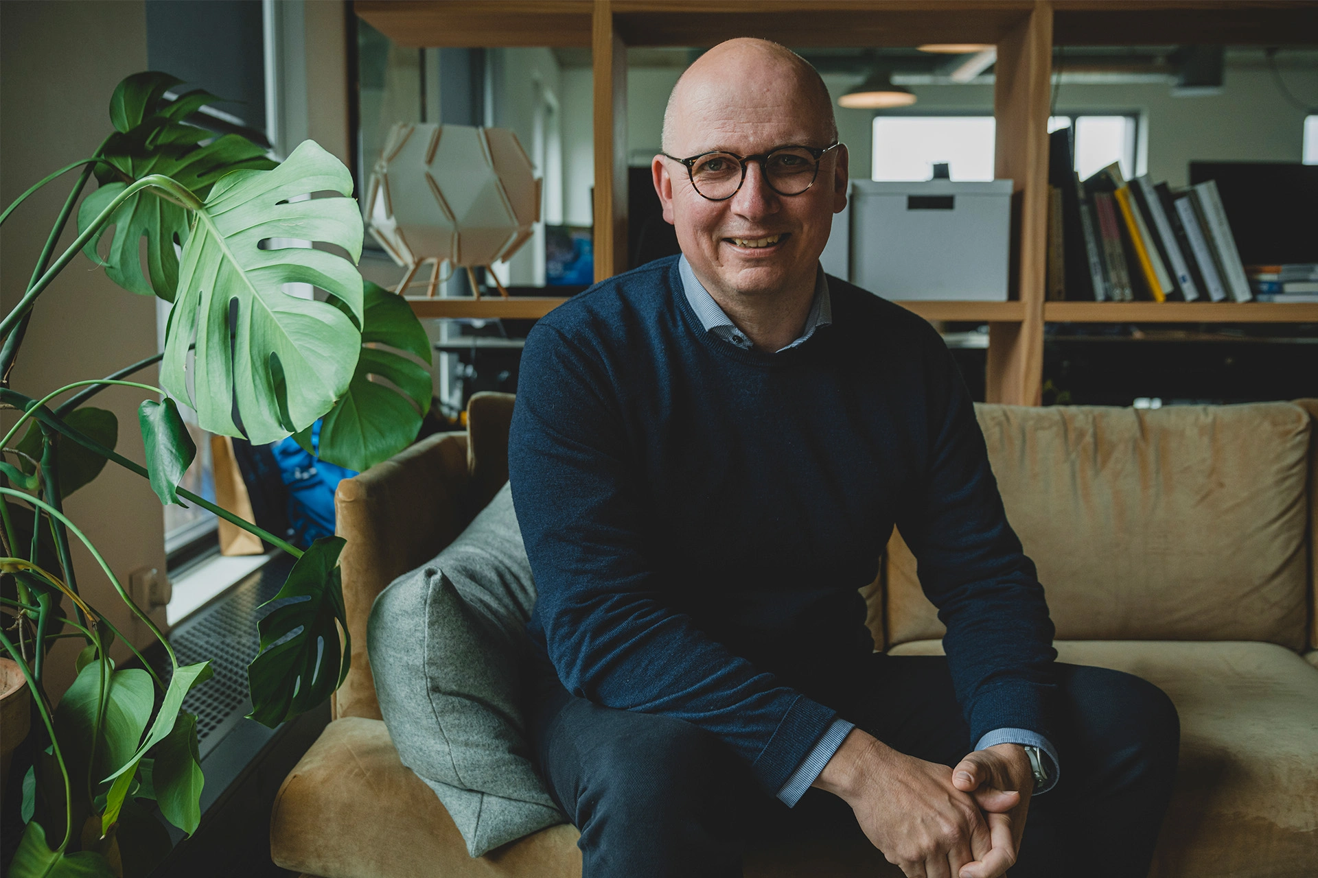 Peter Dinesen sidder på en sofa og ser ind i kameraret
