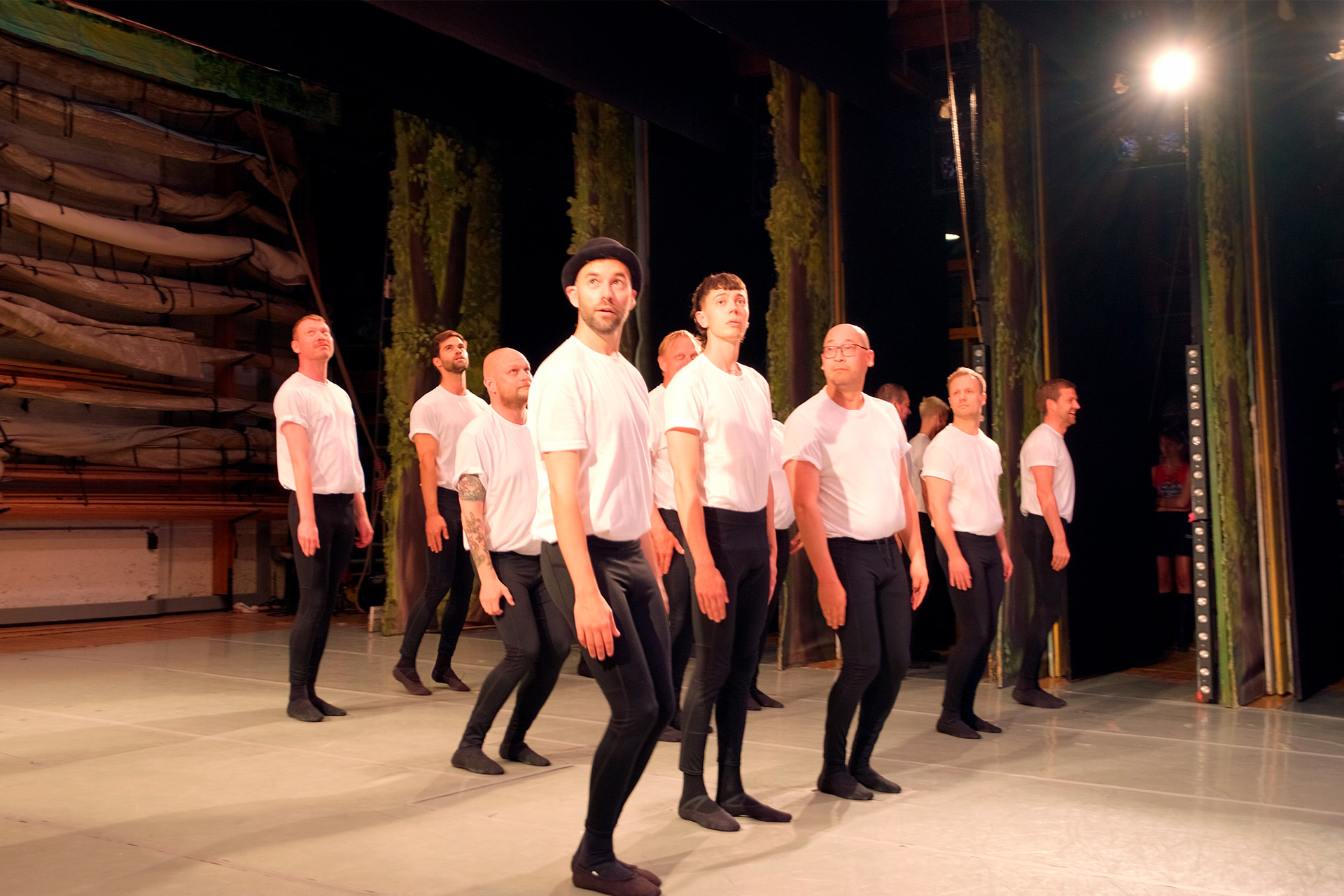 Medarbejderne hos &Co danser ballet på scenen