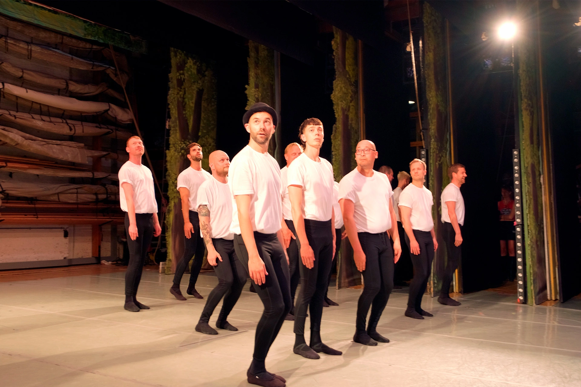Medarbejderne hos &Co danser ballet på scenen