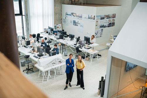 Nina Mathiesen og Mari Randsborg på COBEs kontor
