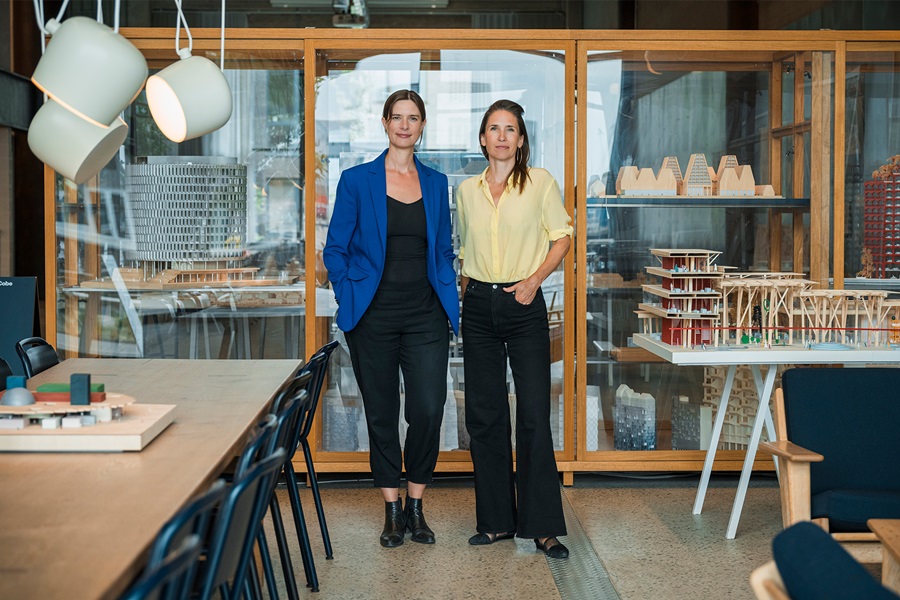 Nina Mathiesen og Mari Randsborg på COBEs kontor