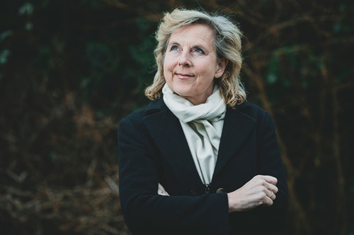 Connie Hedegaard står foran et træ