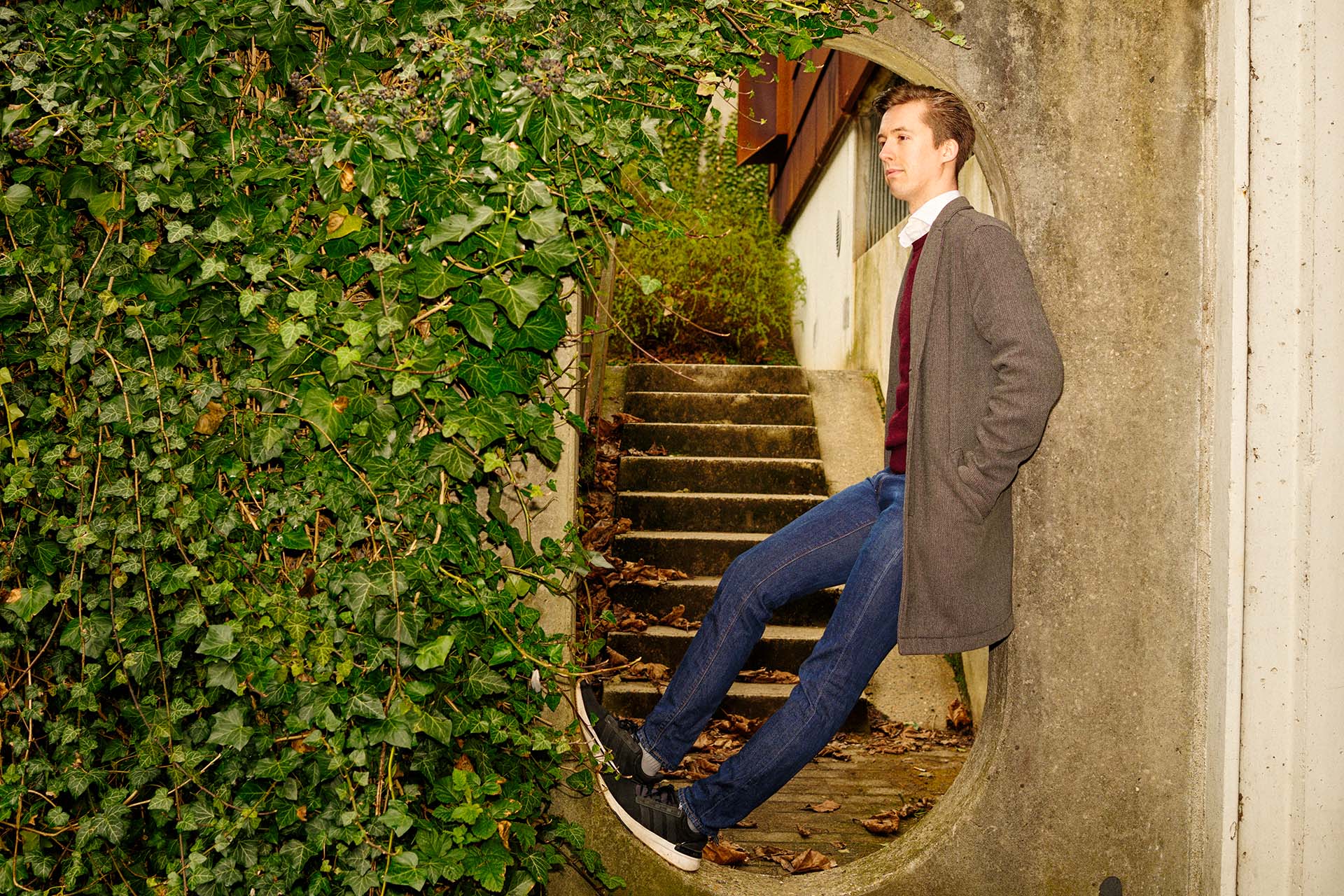 Daniel Petersen står inde i en udformet mur