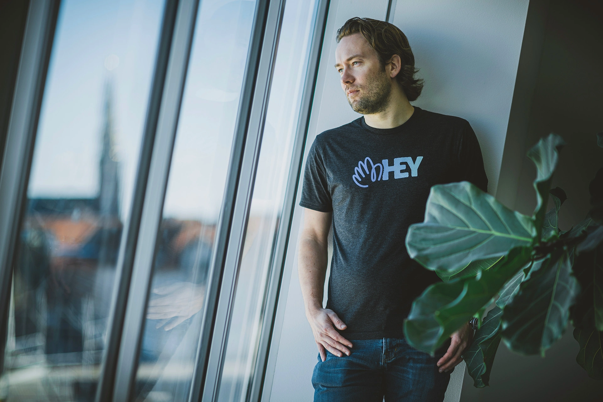 David Heinemeier Hansson kigger ud af vinduet