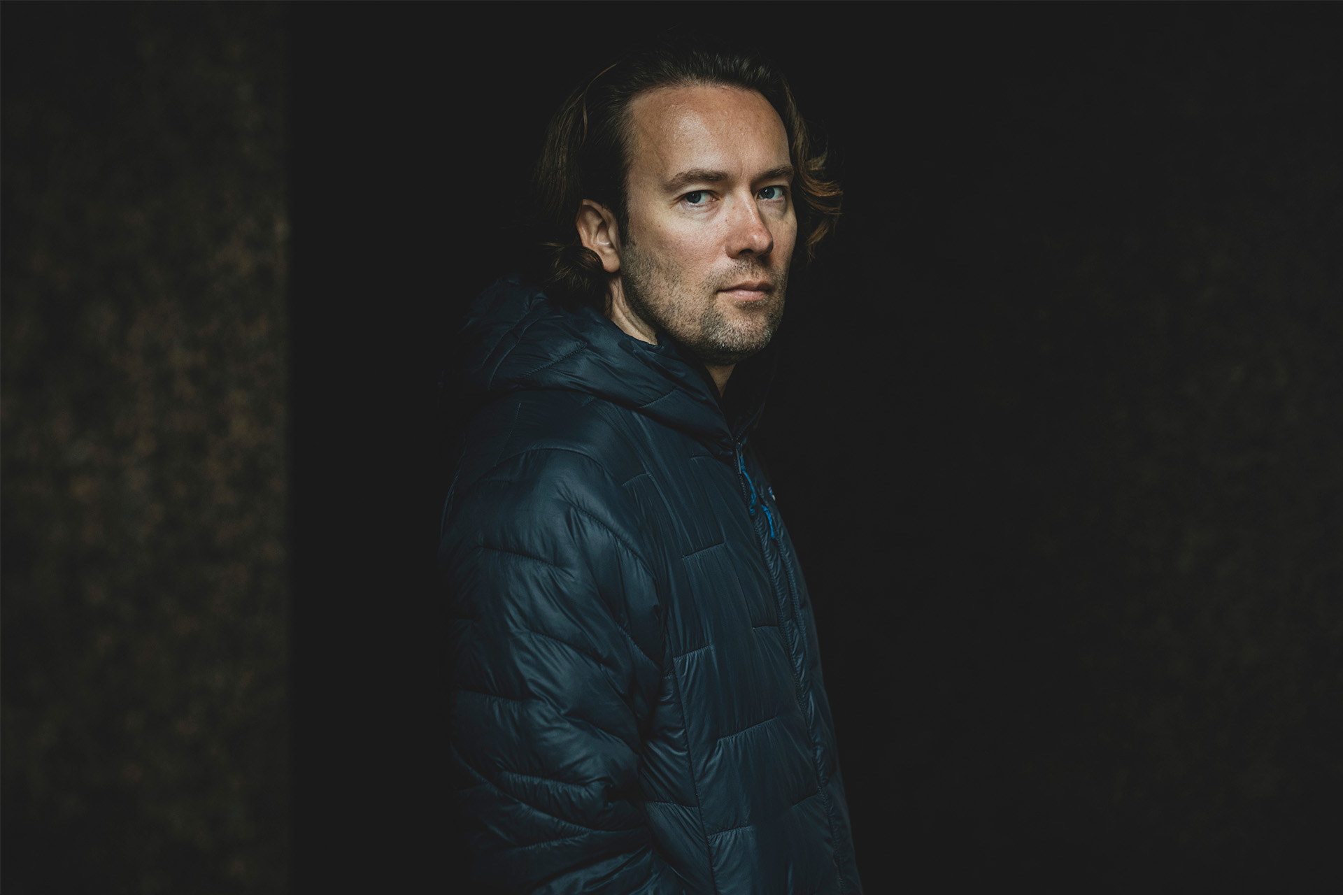 David Heinemeier står med ryggen mod en væg