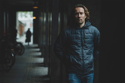 David Heinemeier står under en tunnelindgang