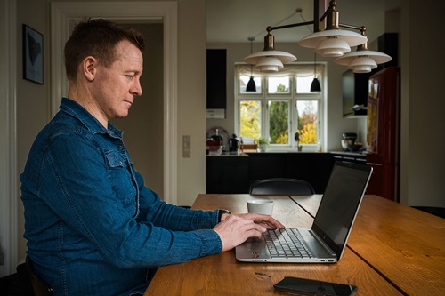 Dennis Vangsgaard sidder foran en computer