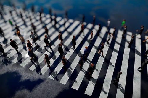 Fodgængeroverfelt med en masse mennesker