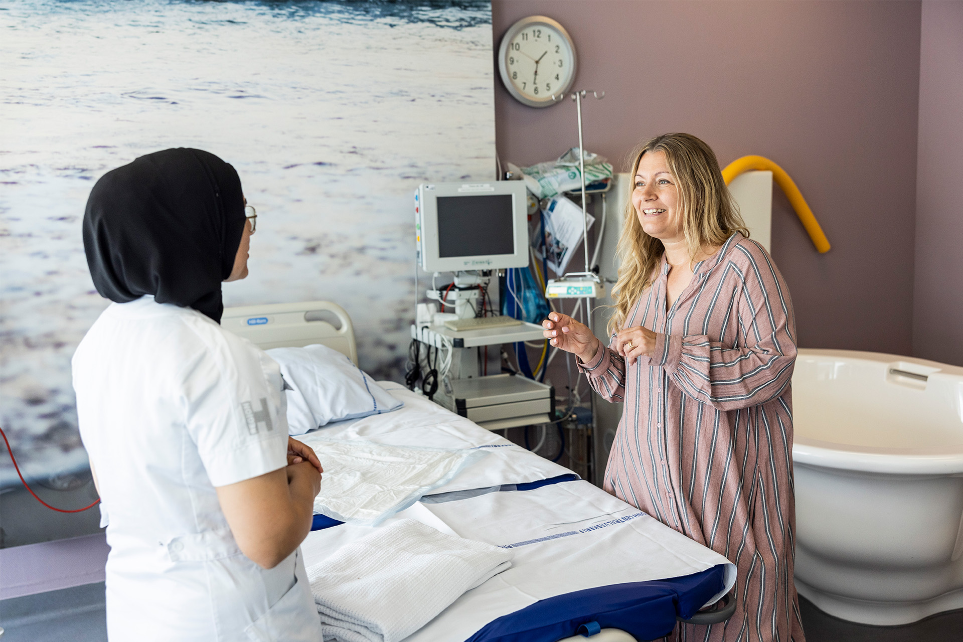 Dorte Dahl snakker med en medarbejder på et værelse