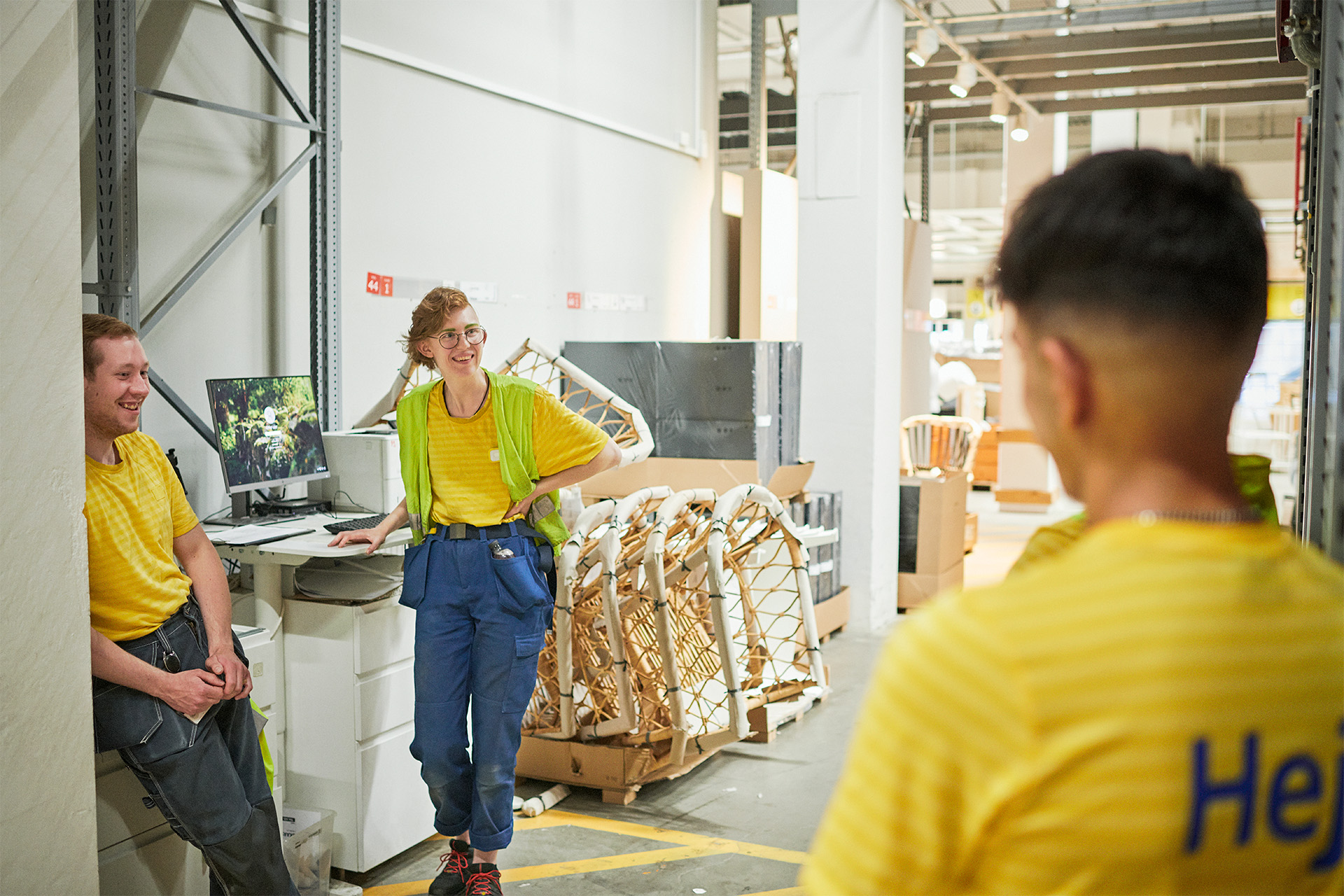 Ea Andersen snakker med andre IKEA medarbejdere