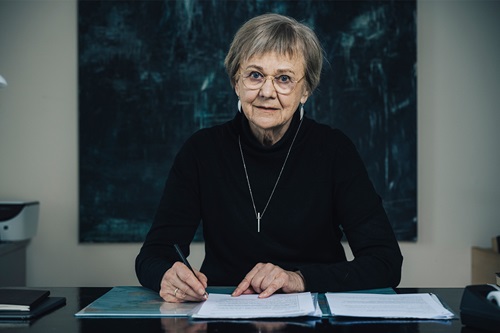 Else Relster sidder ved sit skrivebord