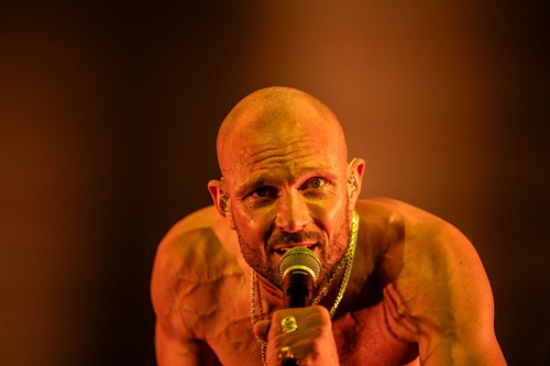 Emil Simonsen fra Suspekt holder en mikrofon