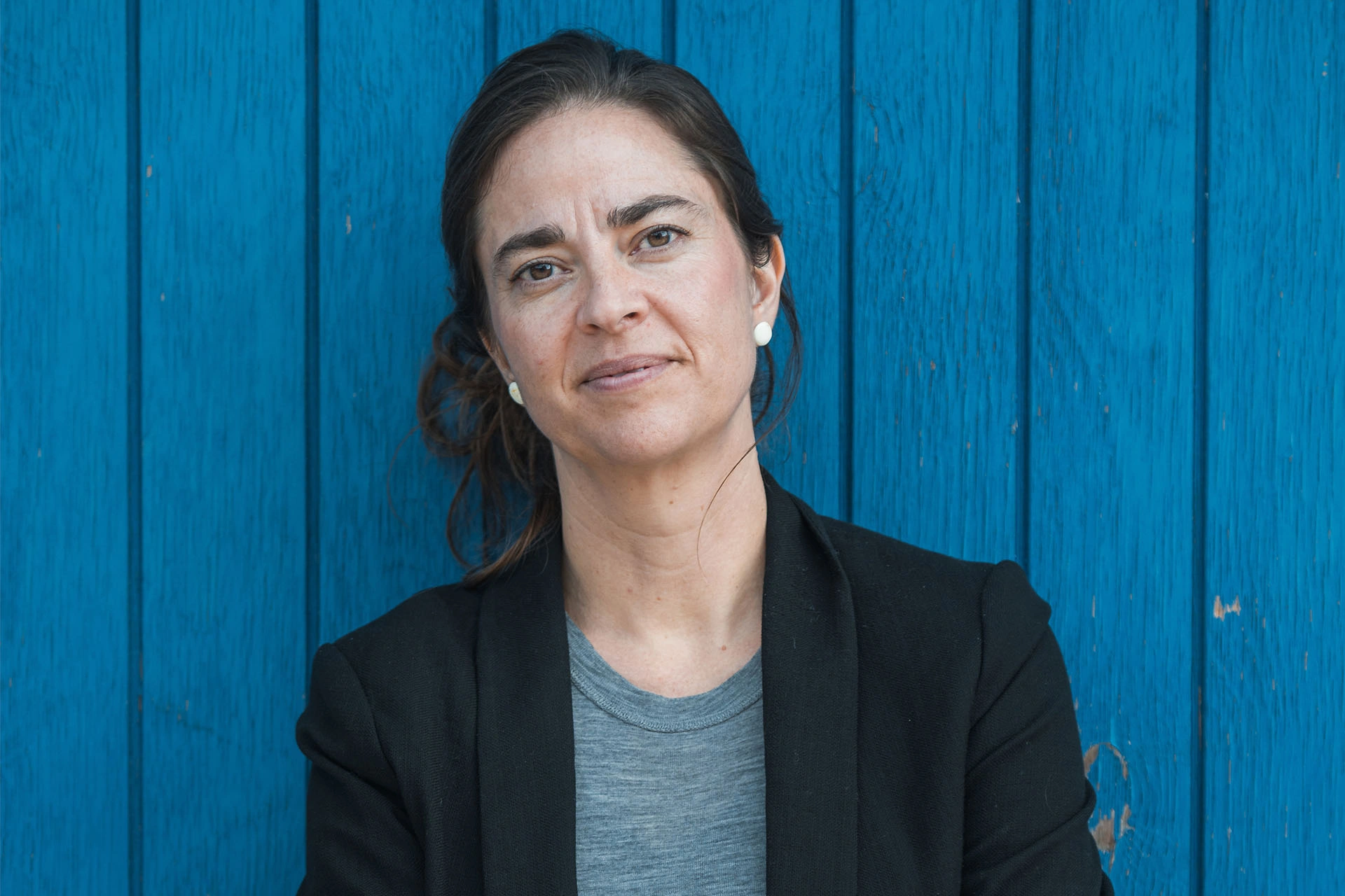 Eva Secher kigger ind i kameraet