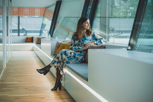 Figen Cayan sidder i en sofa og ser ud af vinduet