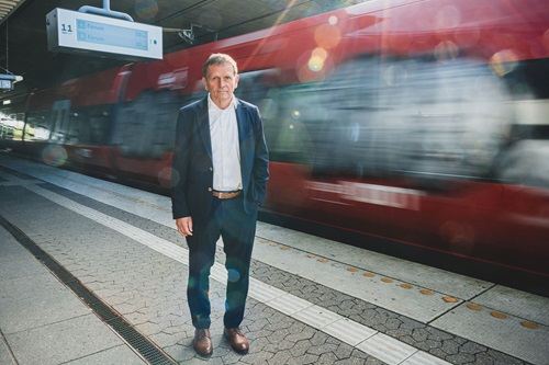 Flemming Jensen står foran et s-tog