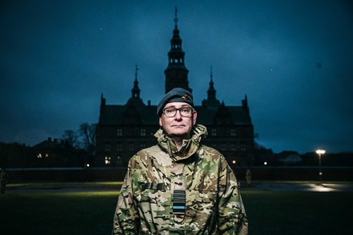 Forsvarschef Flemming Lentfer står foran Livgardens Kaserne