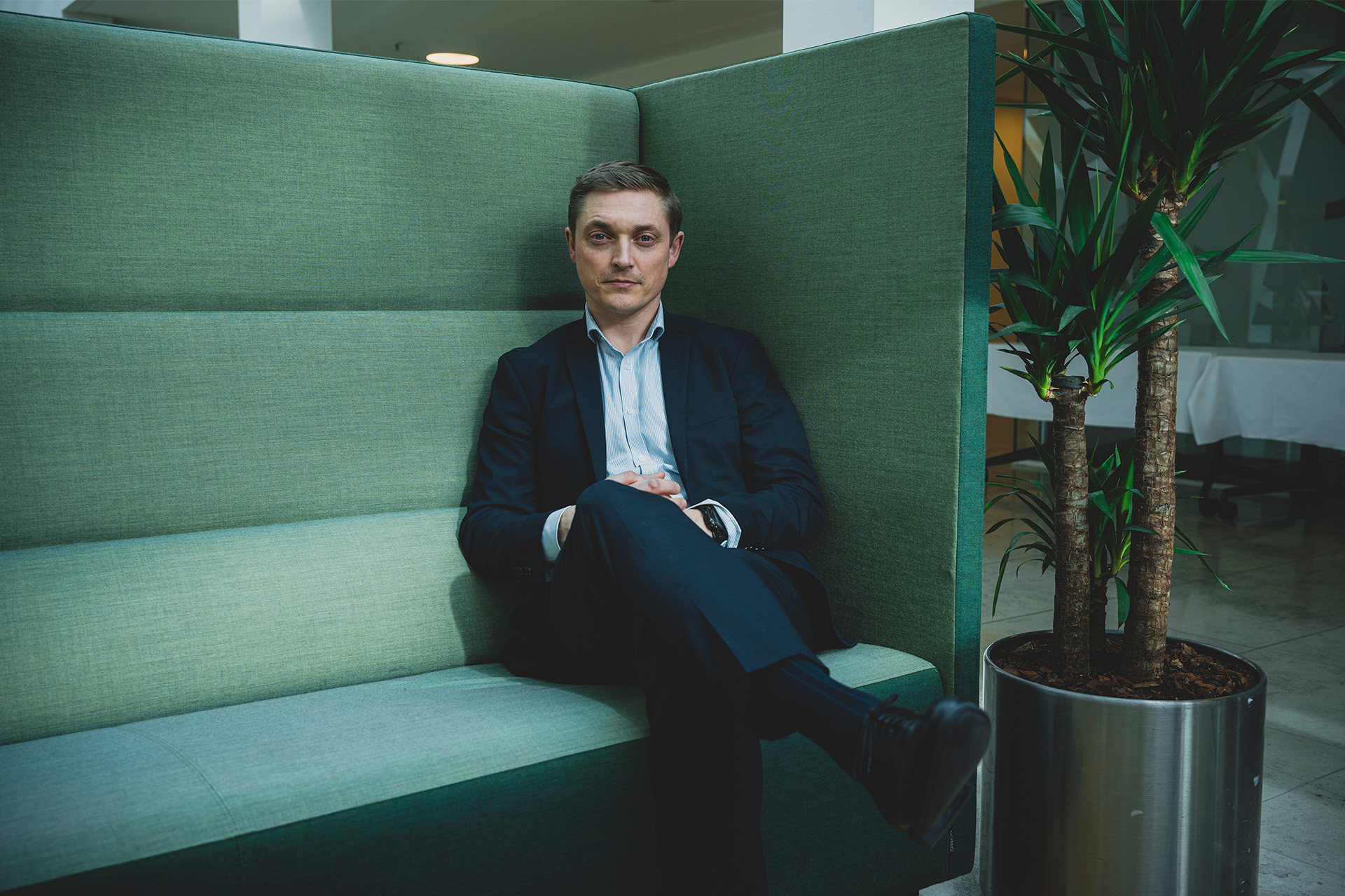 Frederik Nexøe-Larsen sidder i en grøn sofa