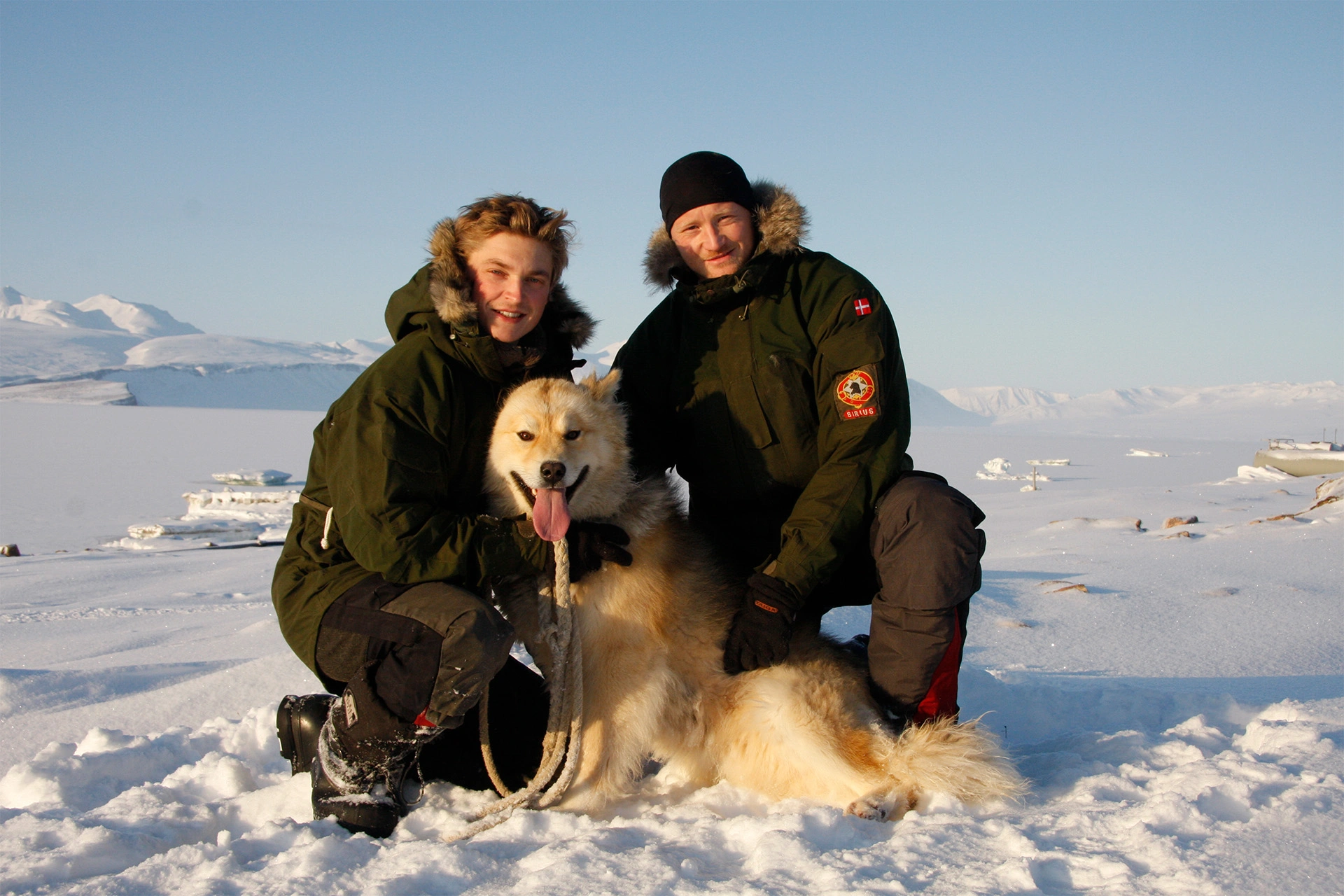 Frederik Nexøe-Larsen med en slædehund og en kollega