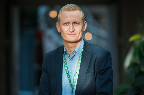 Frederik Sjørslev kigger ind i kameraet og har sin solsikkesnor rundt om halsen