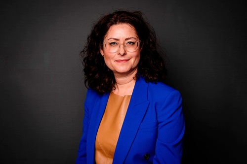 Freja-Ludvigsen smiler til kameraet iført en blå blazer