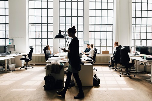 En kvinde går gennem et kontor