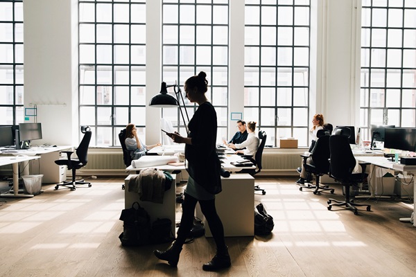 En kvinde går gennem et kontor