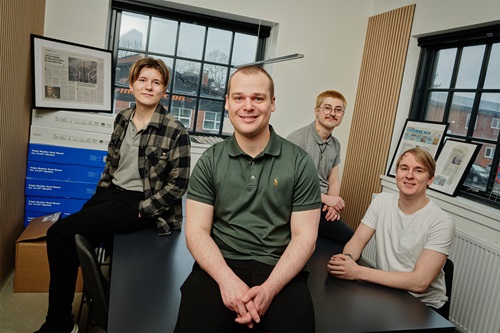 Stifter og ejer af Glad Teknik sidder i et rum med sine kollegaer, blandt andet Daniel og Nikolaj