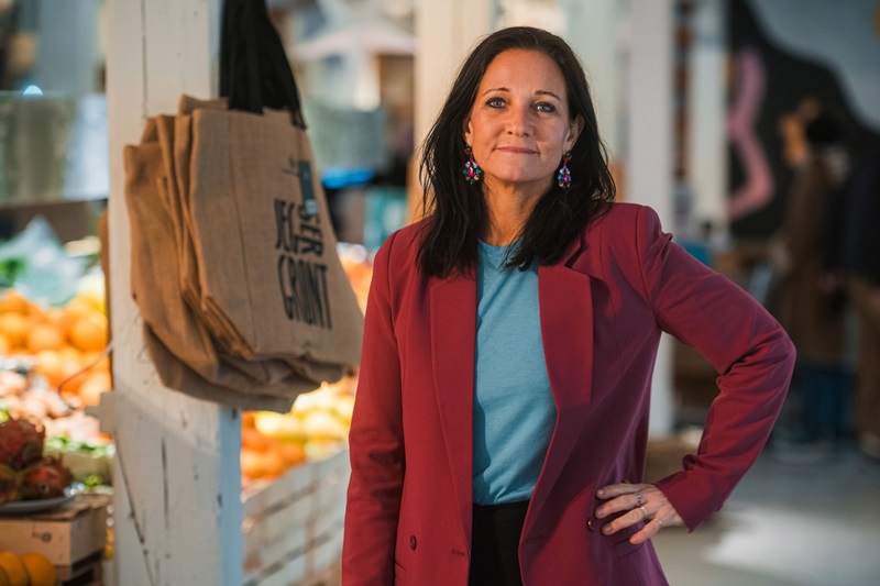 Heidi Boye står foran frugt og grøntsager