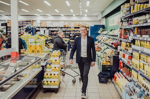 Henrik Burkdal går gennem en REMA 1000