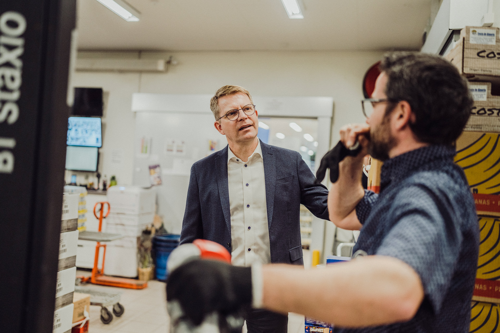 Henrik Burkdal snakker med en medarbejder på lageret