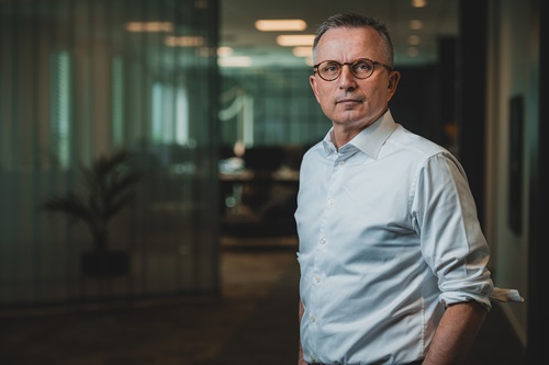 Hermann Haraldsson står og kigger ind i kameraet