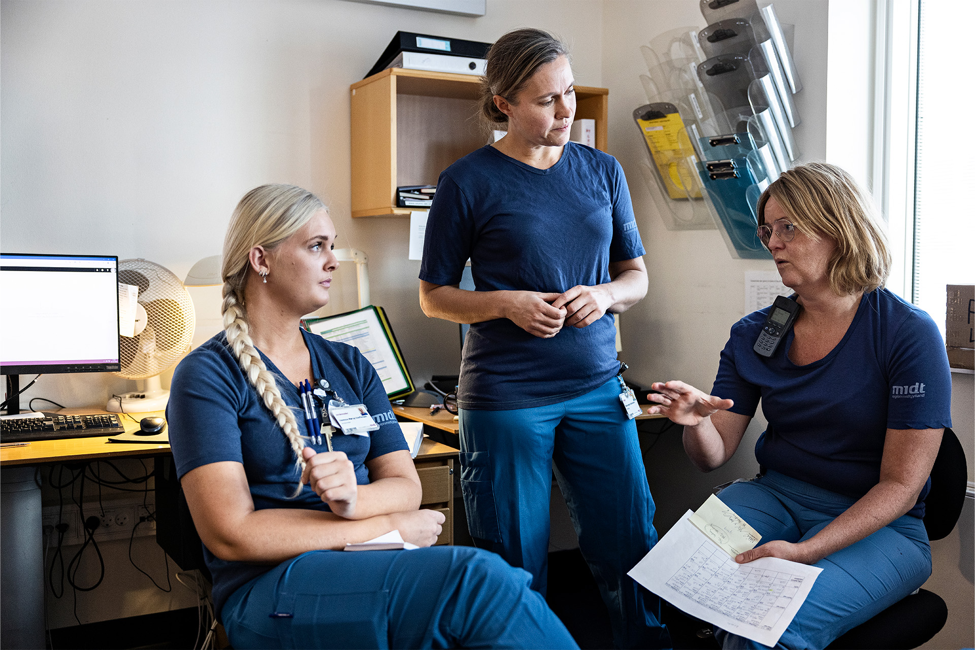 Sygeplejesker og jordemødre på Horsens sygehus til et møde hvor de giver hinanden feedback