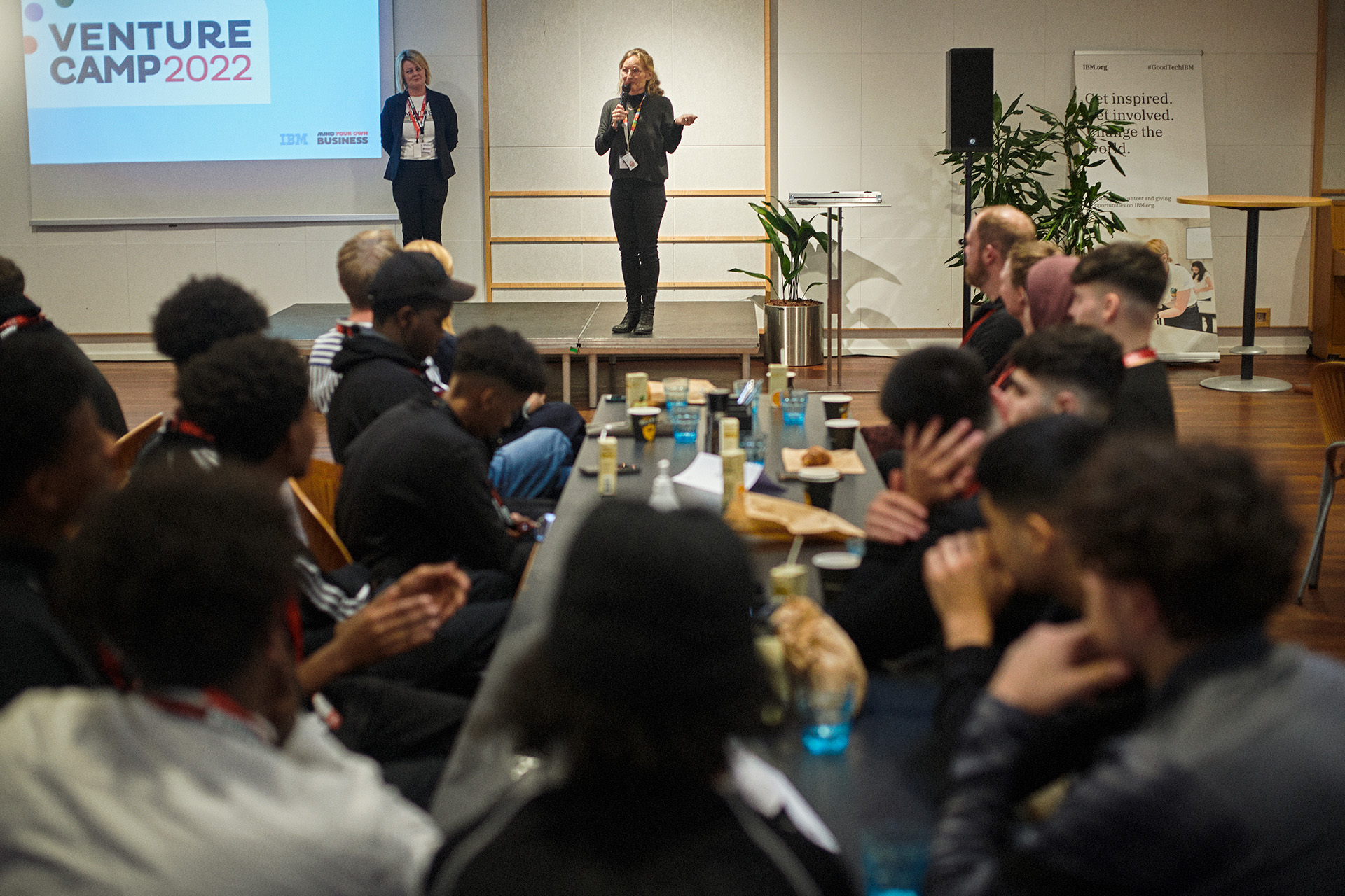 IBM medarbejdere arbejder frivilligt med unge