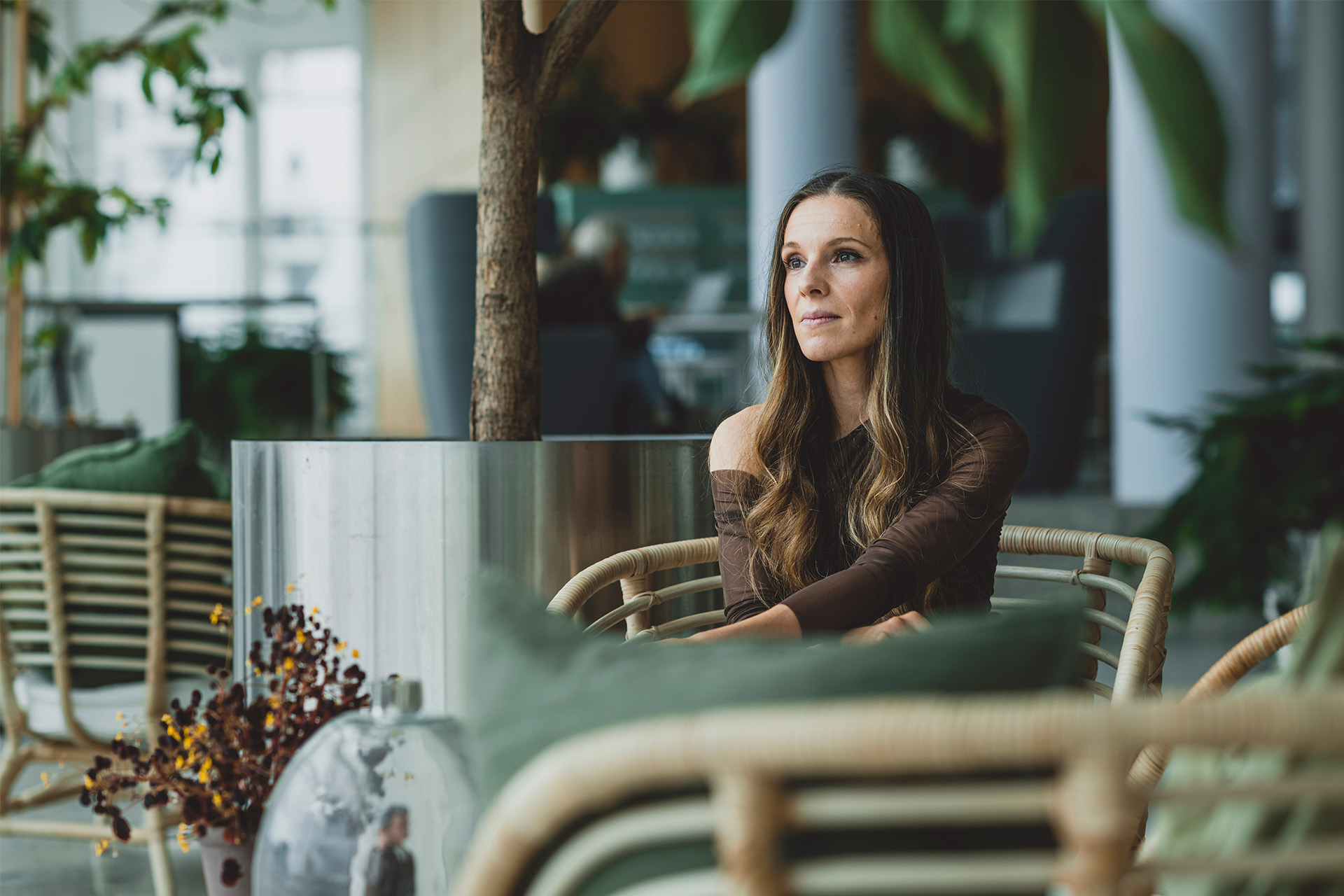 Isabella Hindkjær sidder og reflekterer