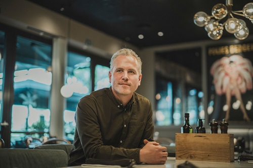 Jacob Niebuhr sidder ved et bord