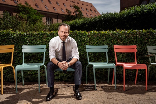 Jakob Ellemann-Jensen sidder på en stol