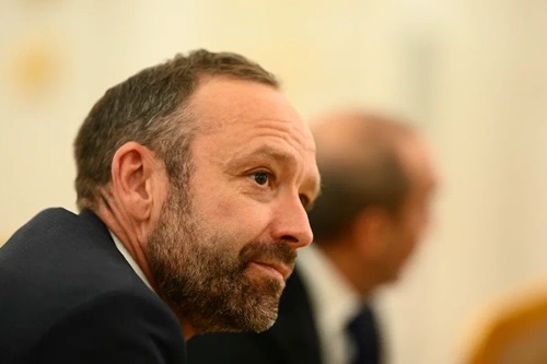 Jakob Henningsen kigger ud til siden