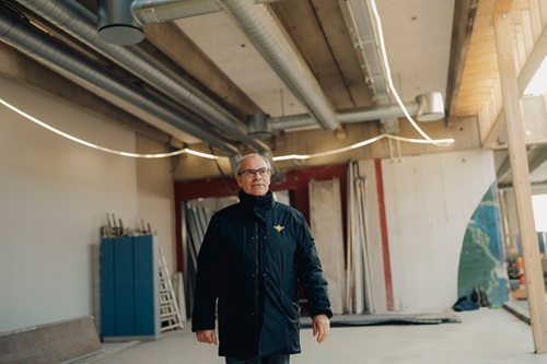 Jan Pytlick går i et værksted