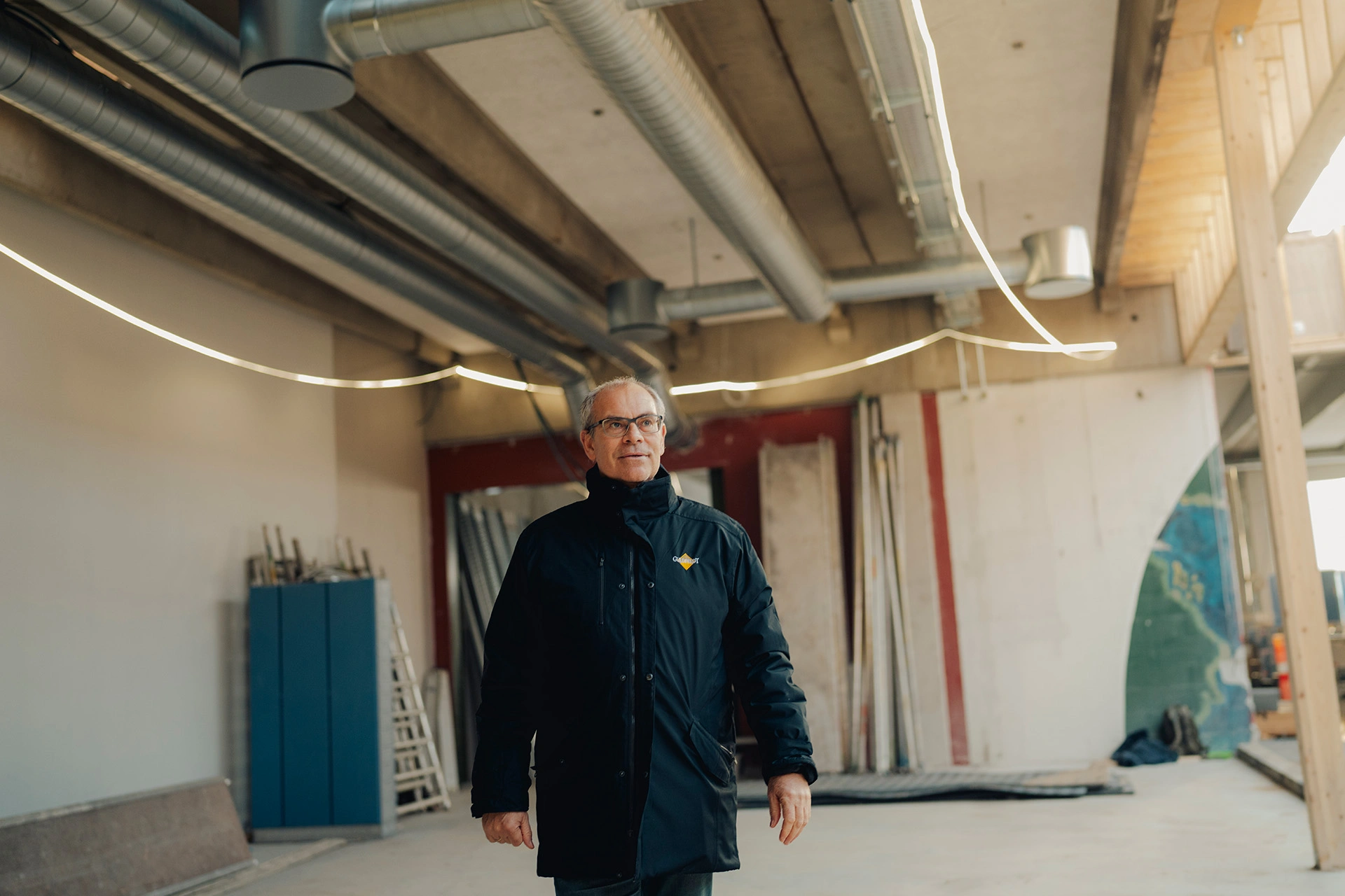 Jan Pytlick går i et værksted