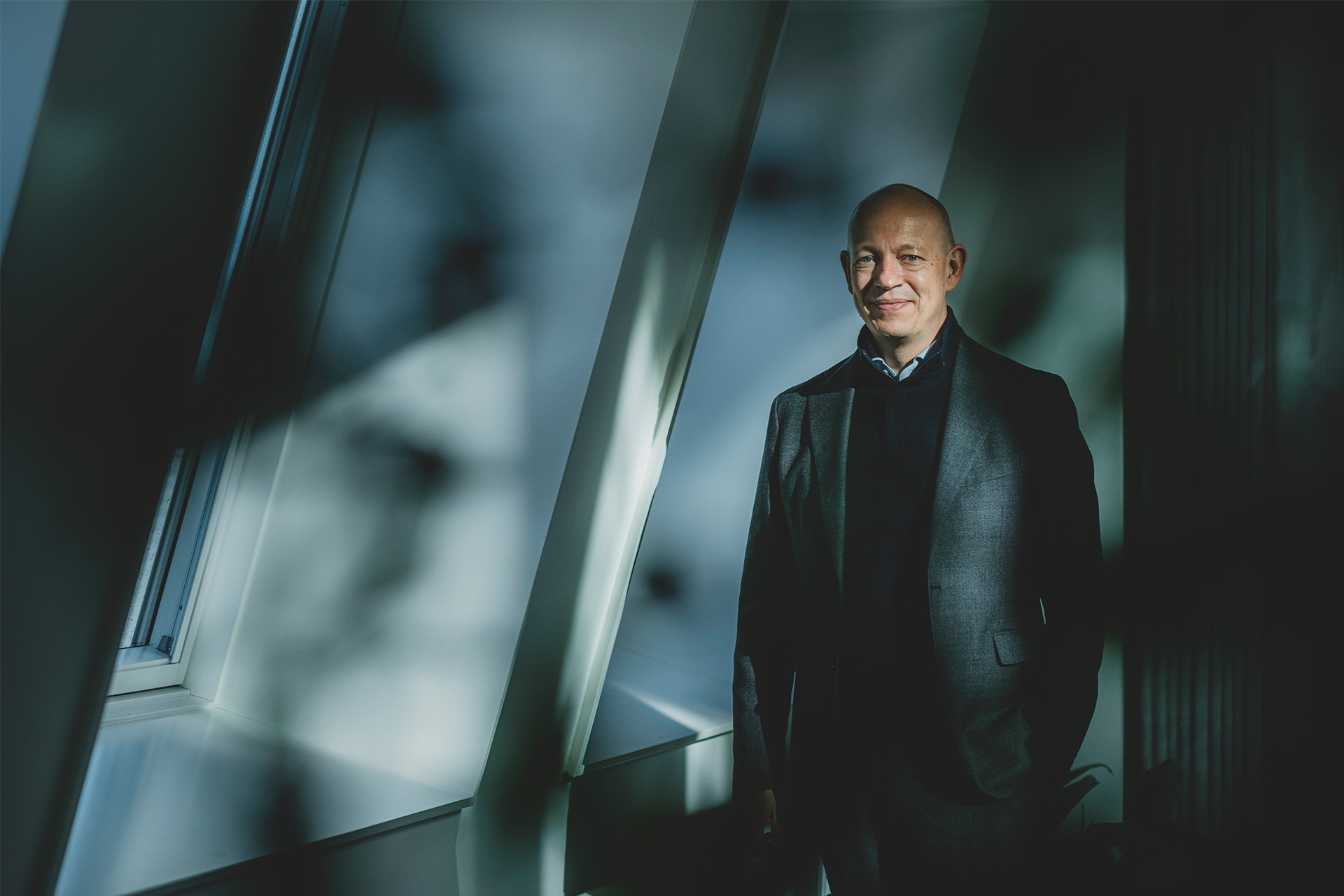 Jan Rindbo ved siden af et stort vindue