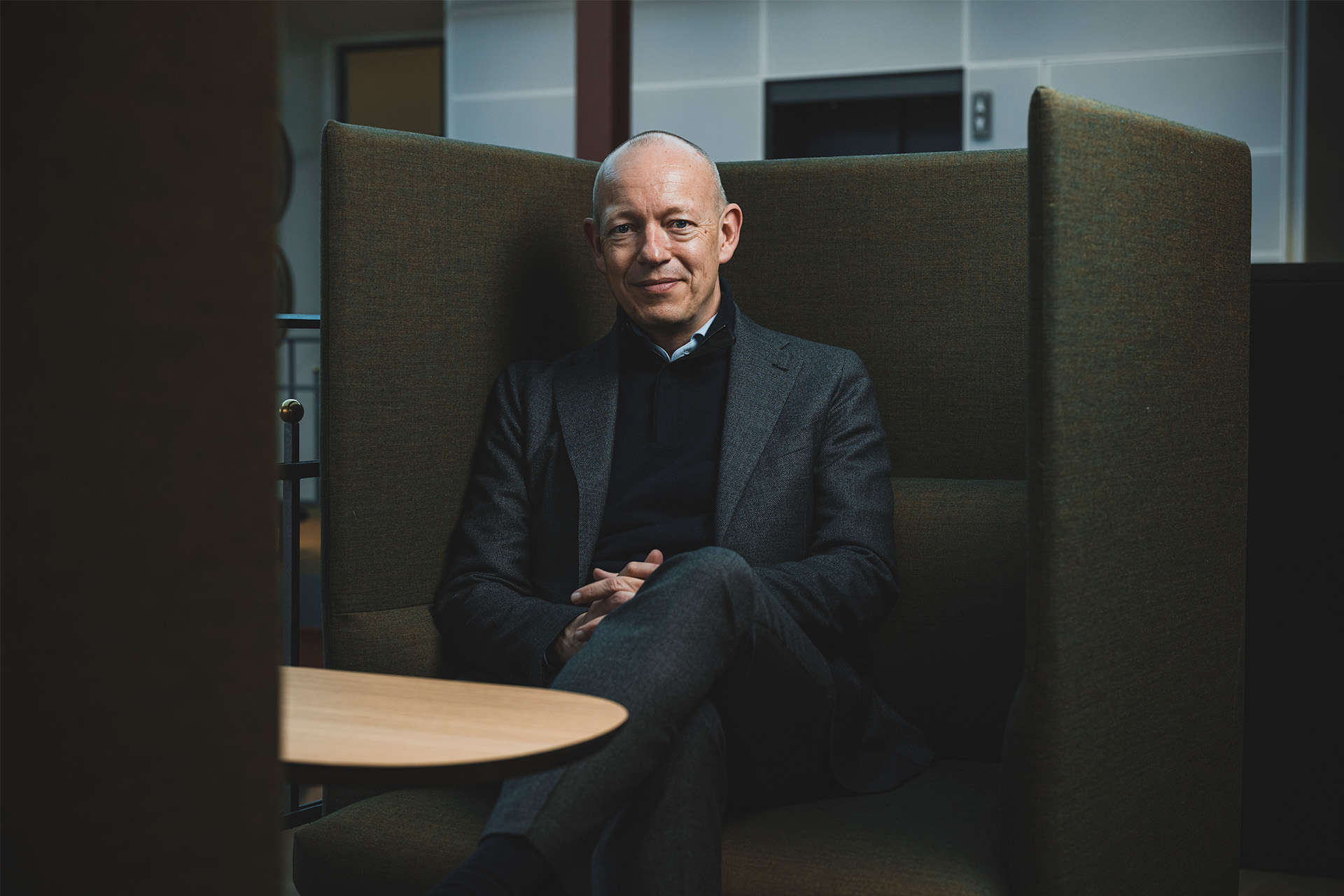 Jan Rindom sidder i en sofa