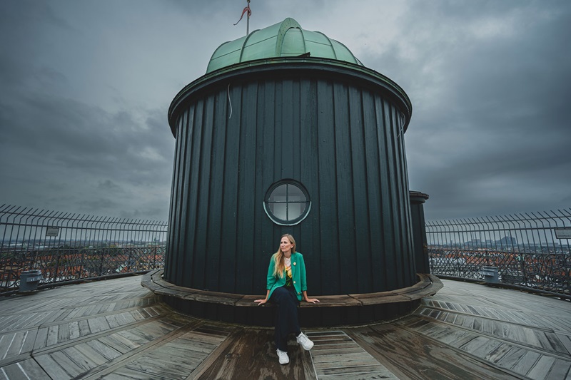 Jeanette Bursche sidder på toppen af Rundetårn