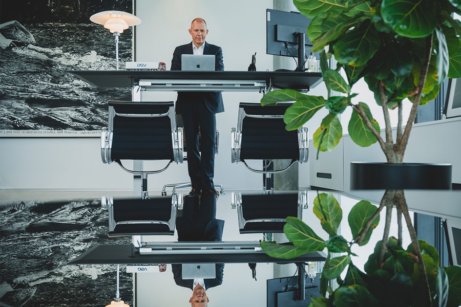 Jens Bjørn Andersen sidder ved en computer