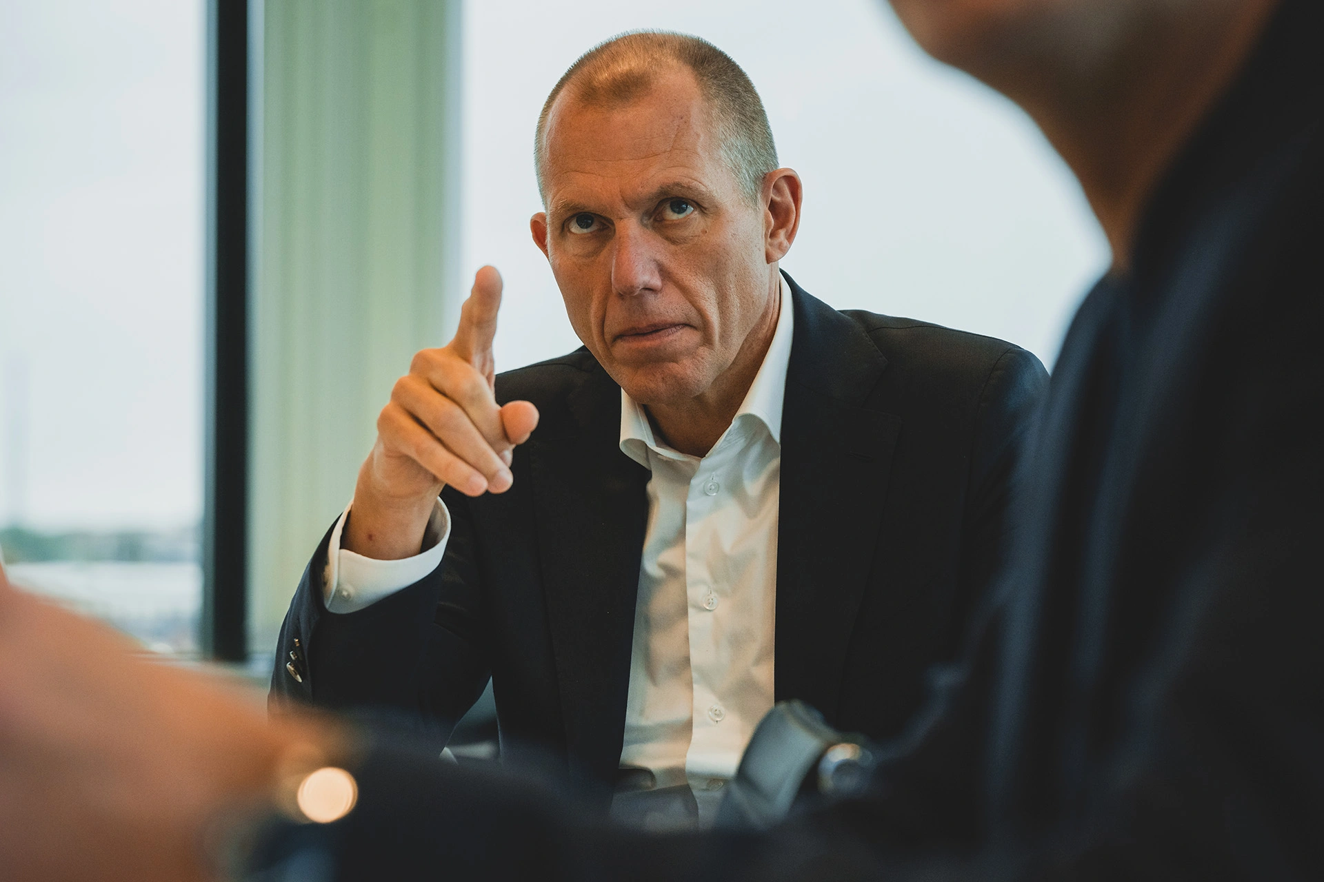 Jens Bjørn Andersen peger