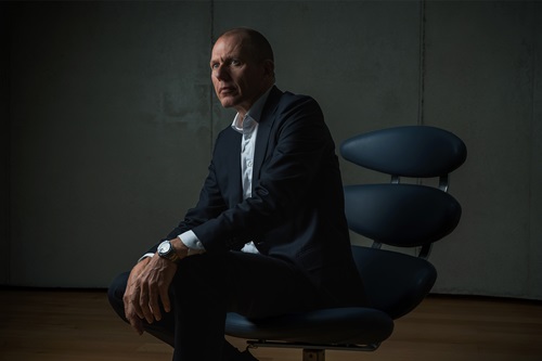 Jens Bjørn Andersen sidder på en stol