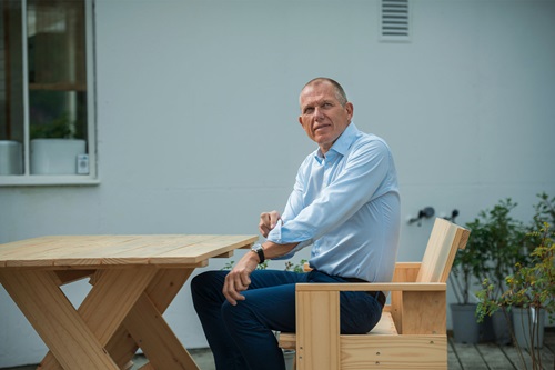 Jens Bjørn Andersen sidder på et havemøbel